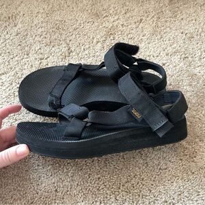Black Teva Mid forms